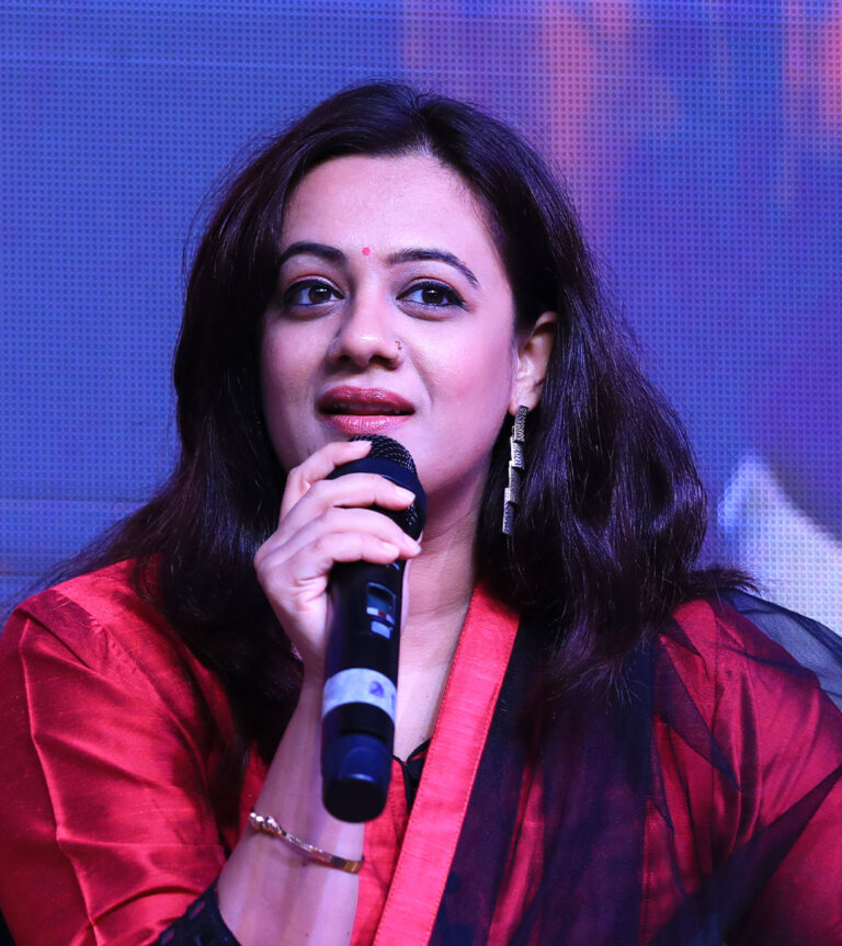 Spruha_Joshi-768x863